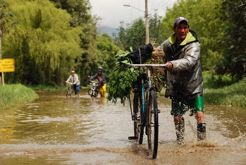 movilización limitada por inundaciones de carreteras rurales en colombia