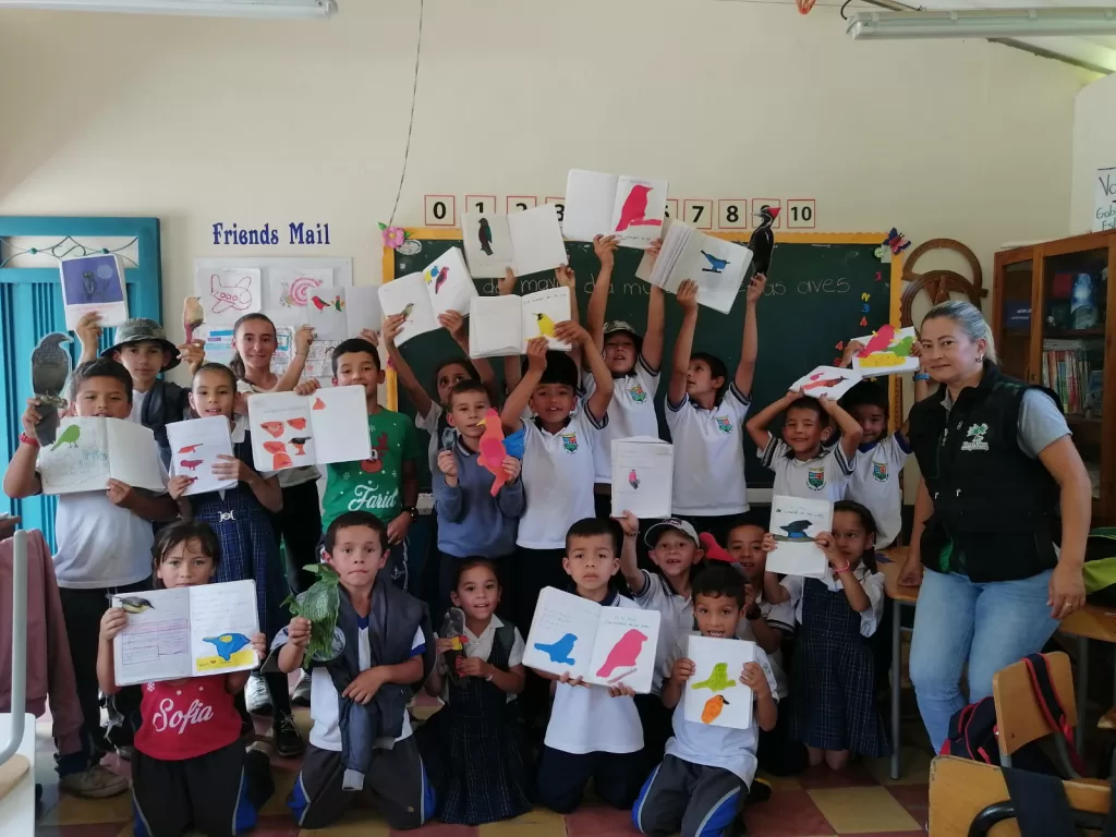 niños presentando resultados de proyecto taller de educación ambiental